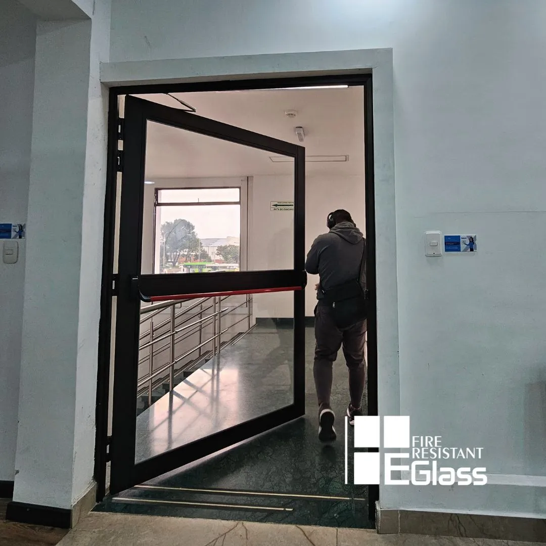 Puerta en vidrio cortafuego certificado con sistema antipánico